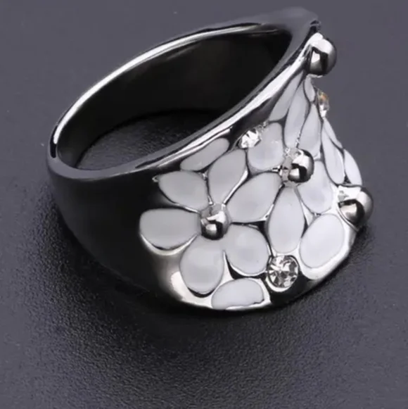 Gorgeous must have fashion Jewelry. Silver white petal ring. Stunning. NEW NWT - Picture 5 of 7